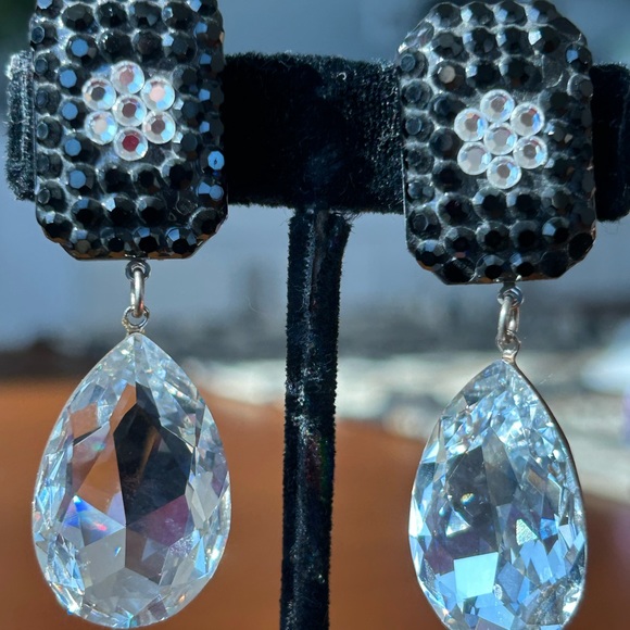 VINTAGE XL CLEAR  TEAR DROP  CRYSTAL SWAROFSKI /BLACK CRYSTAL FLOWER- - Picture 4 of 15